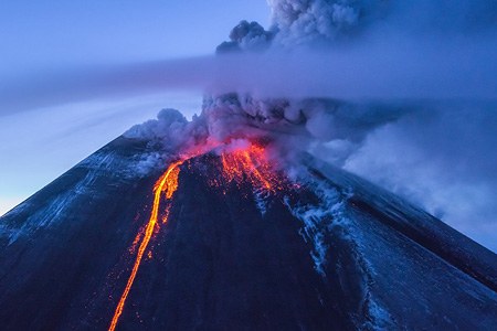 VR视频 俄罗斯堪察加半岛克柳切夫斯卡娅索普卡火山喷发。4K航拍视频